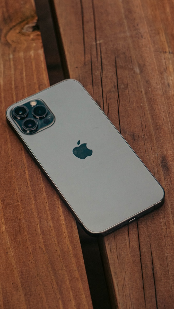 zbliżenie iPhone'a na drewnianym stole
