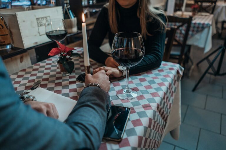 Magiczne miejsca na randkę które odmienią twój romansowy świat